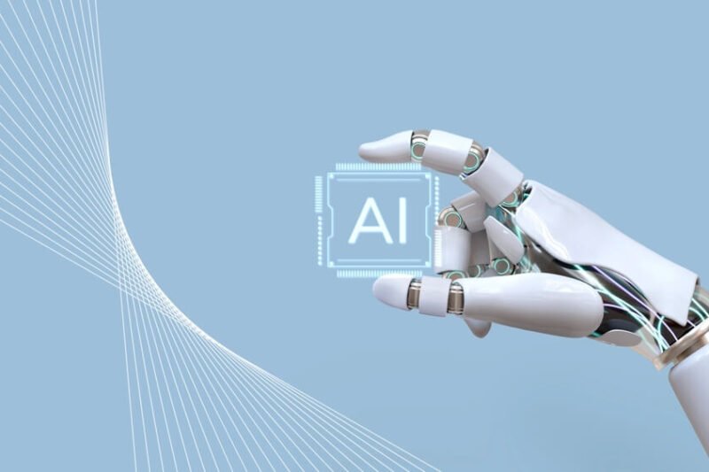 AI duomenų centrų lustų gamyba, roboto ranka laiko dirbtinio intelekto mikroschemą