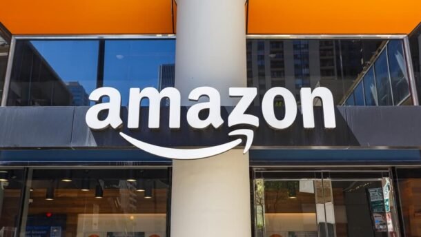 Amazon duomenų centrų generatorių sandoris, „Amazon“ logotipas ant bendrovės pastato