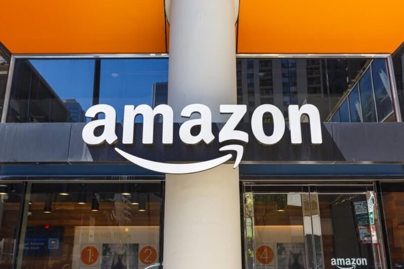 Amazon duomenų centrų generatorių sandoris, „Amazon“ logotipas ant bendrovės pastato
