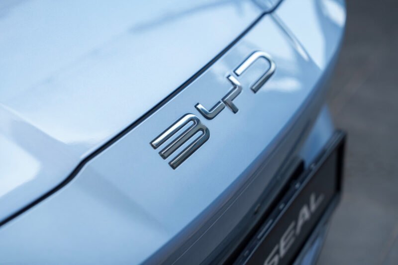 BYD automobilių atšaukimas dėl stabdžių, BYD logotipas ant automobilio