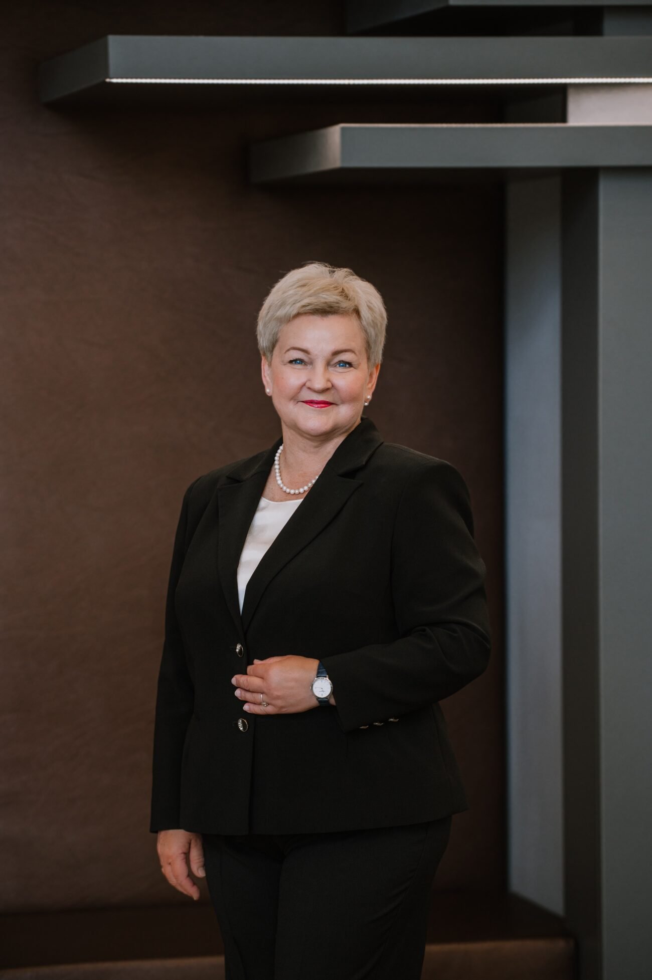 Dalia Martišauskienė stovi vilkėdama juodą kostiumą