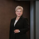 Dalia Martišauskienė stovi vilkėdama juodą kostiumą