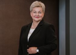 Dalia Martišauskienė stovi vilkėdama juodą kostiumą