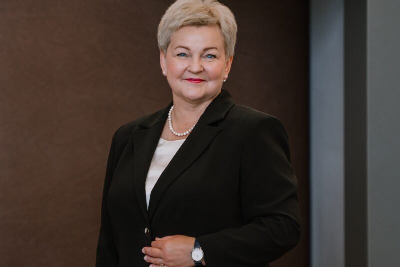 Dalia Martišauskienė stovi vilkėdama juodą kostiumą