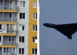 Daugiabutis su balkonais ir danguje skrendantis lėktuvas