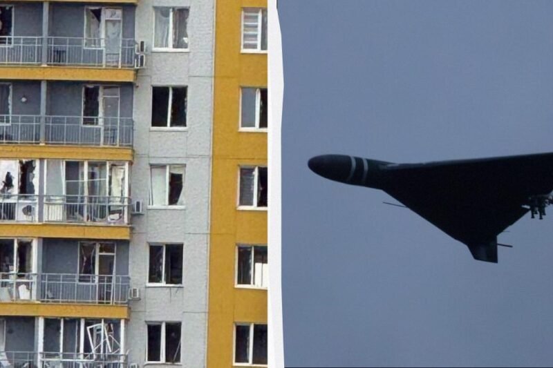 Daugiabutis su balkonais ir danguje skrendantis lėktuvas