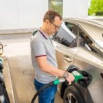 Vairuotojas degalinėje pila degalus į automobilį