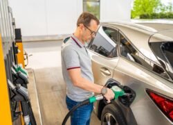 Vairuotojas degalinėje pila degalus į automobilį