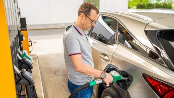 Vairuotojas degalinėje pila degalus į automobilį