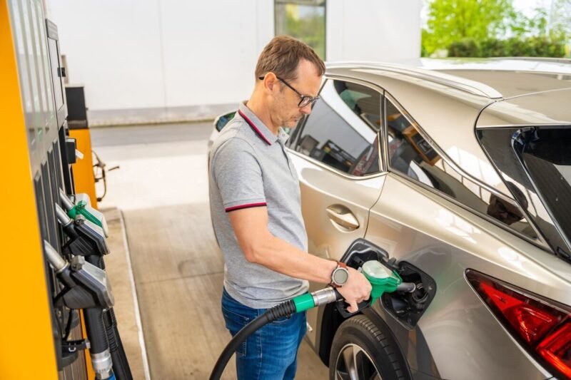 Vairuotojas degalinėje pila degalus į automobilį