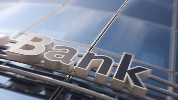 DNB investuotojų klaidinimo byla, banko pastato iškaba