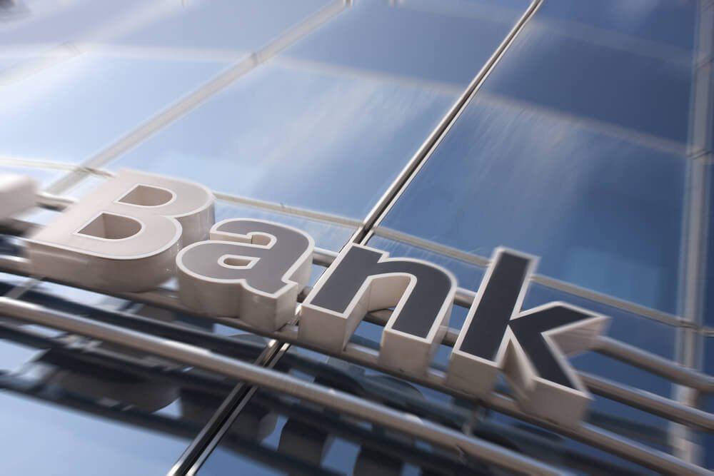 DNB investuotojų klaidinimo byla, banko pastato iškaba