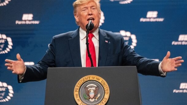 Donaldas Trumpas kalba prie tribūnos