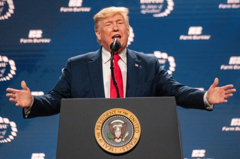 Donaldas Trumpas kalba prie tribūnos