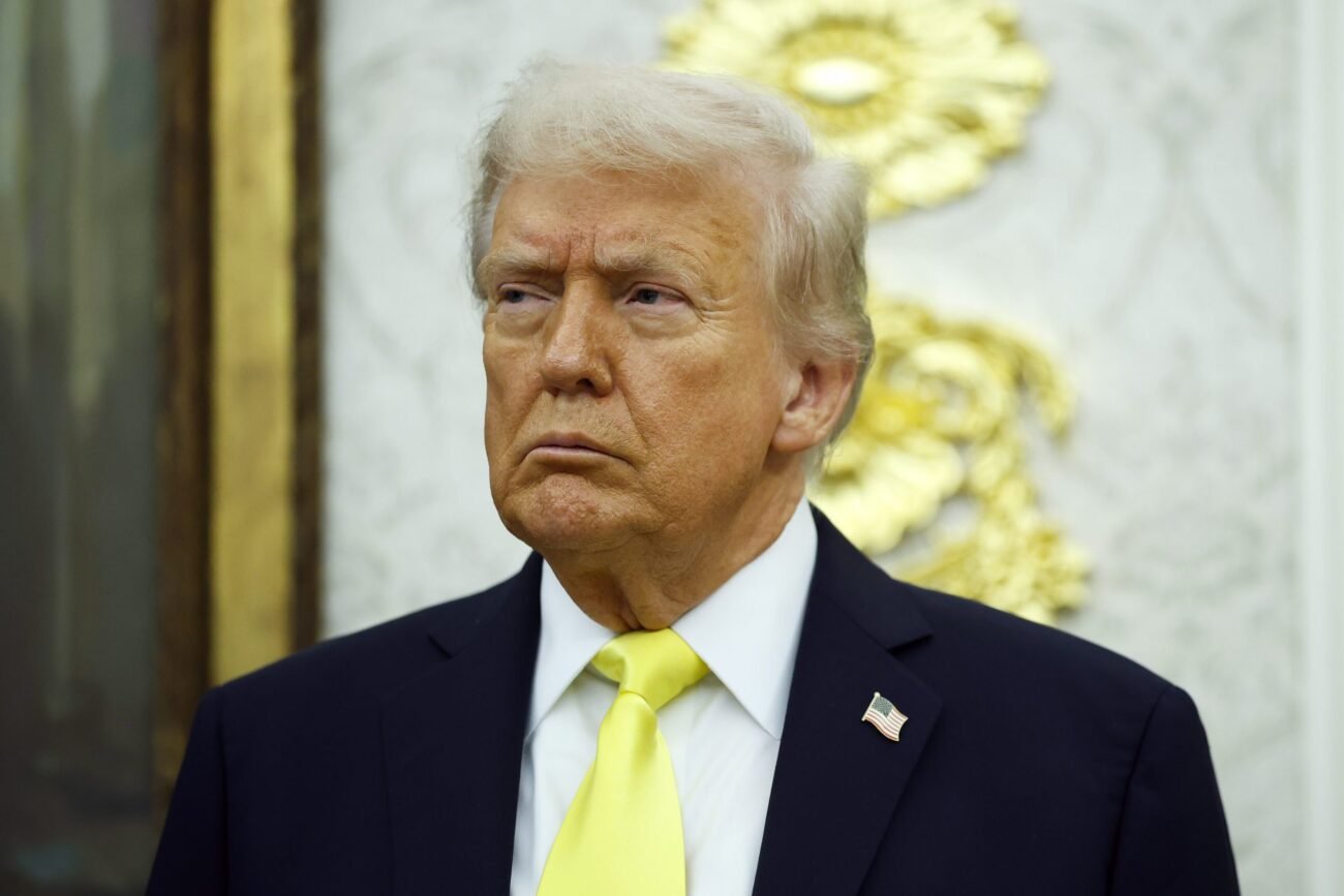 Donaldas Trumpas su tamsiu kostiumu ir geltonu kaklaraiščiu