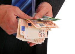 II pakopos pinigų panaudojimas - rankose laikomi eurų banknotai