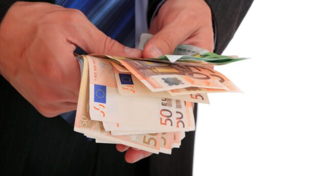 II pakopos pinigų panaudojimas - rankose laikomi eurų banknotai