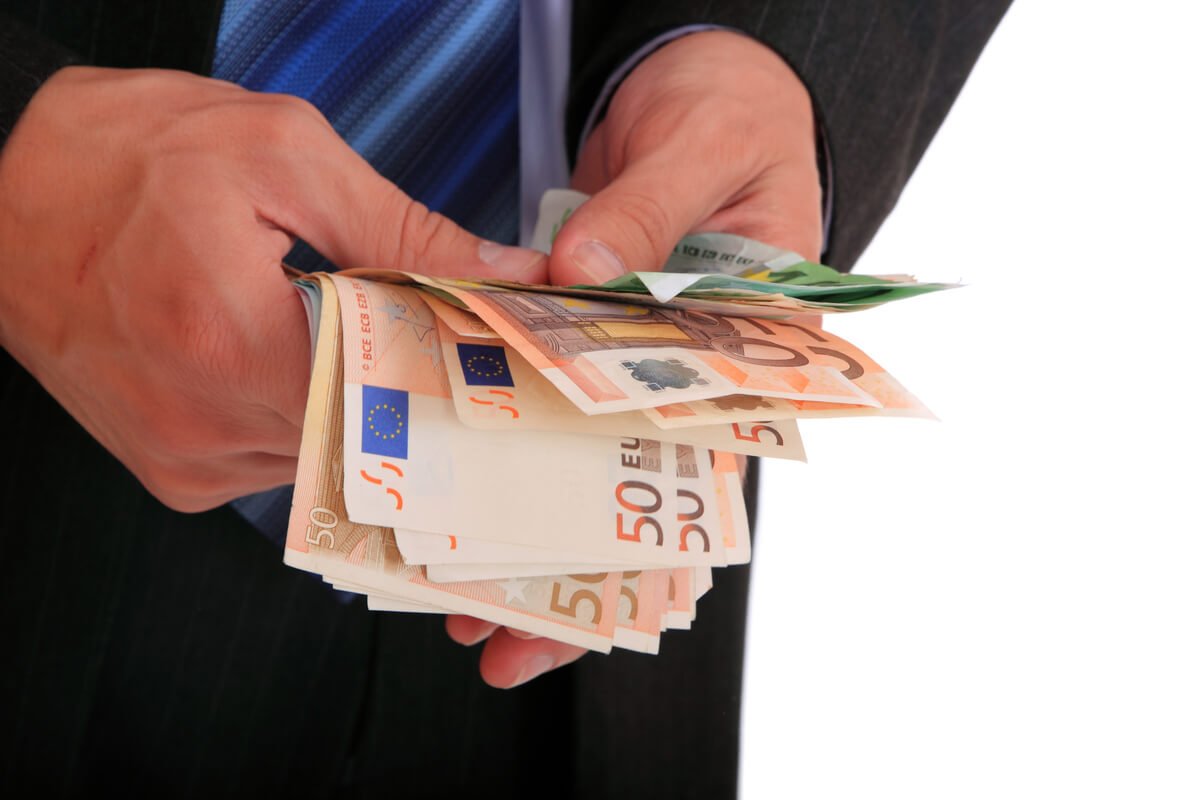 II pakopos pinigų panaudojimas - rankose laikomi eurų banknotai