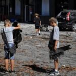 Vaikai laiko Rusijos drono nuolaužas prie per ataką apgadinto viešbučio Čornomorske, Odesos srityje
