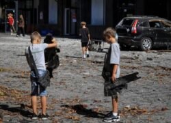 Vaikai laiko Rusijos drono nuolaužas prie per ataką apgadinto viešbučio Čornomorske, Odesos srityje