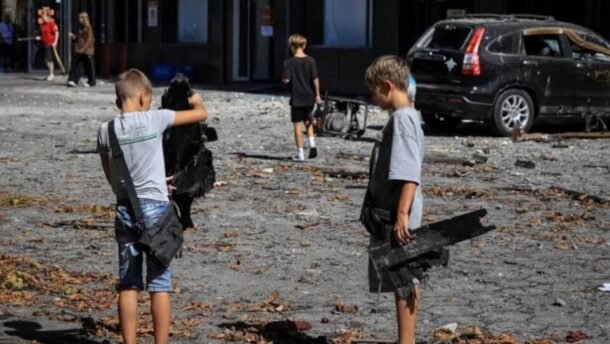 Vaikai laiko Rusijos drono nuolaužas prie per ataką apgadinto viešbučio Čornomorske, Odesos srityje