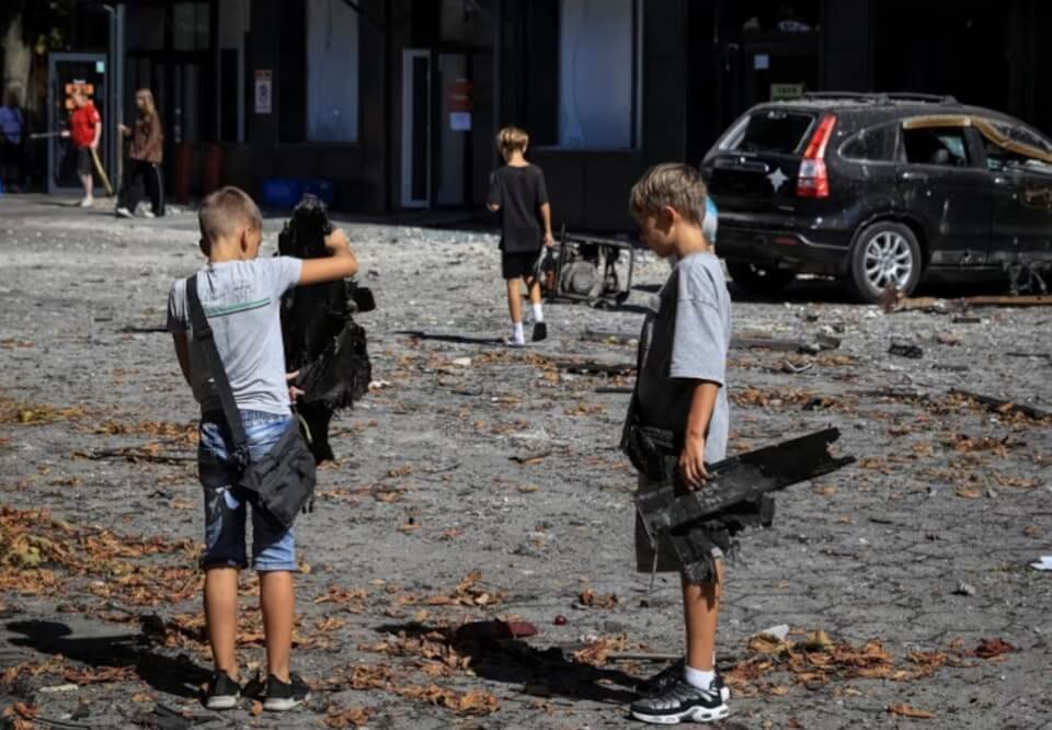 Vaikai laiko Rusijos drono nuolaužas prie per ataką apgadinto viešbučio Čornomorske, Odesos srityje