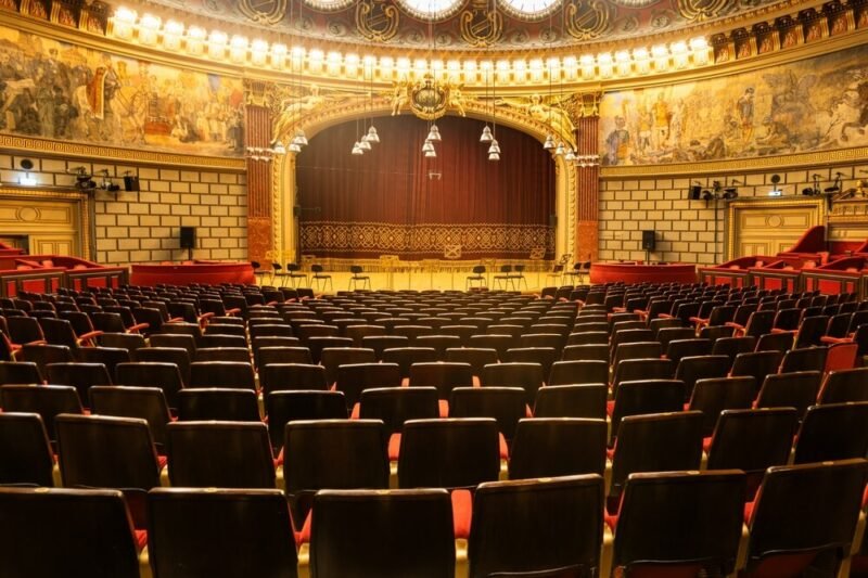 Teatro salė, iliustruojanti Juliaus Juzeliūno operos „Žaidimas“ pastatymą