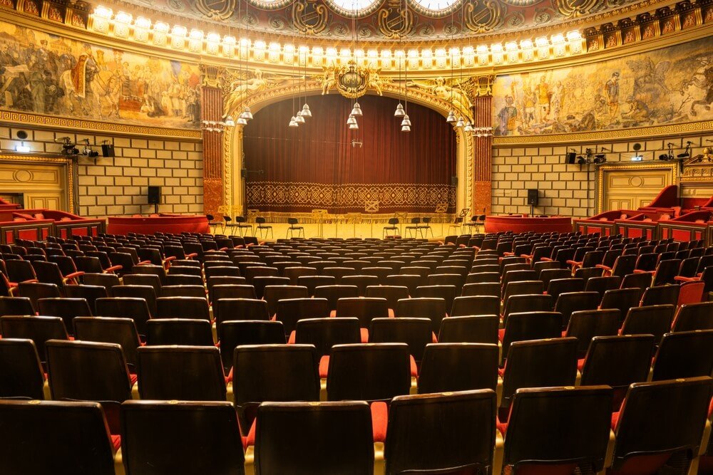 Teatro salė, iliustruojanti Juliaus Juzeliūno operos „Žaidimas“ pastatymą