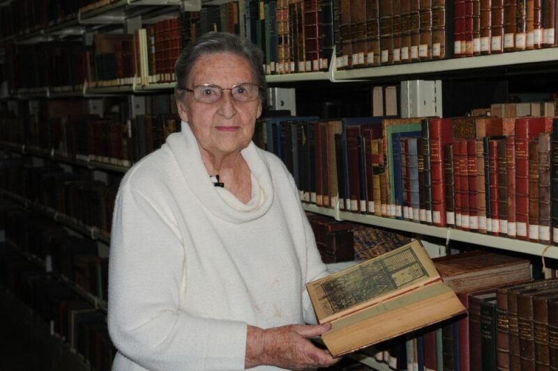 Jūratė Statkutė de Rosales bibliotekoje su istorine knyga