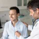 Gydytojas tikrina paciento širdies veiklą stetoskopu