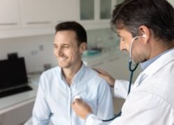 Gydytojas tikrina paciento širdies veiklą stetoskopu
