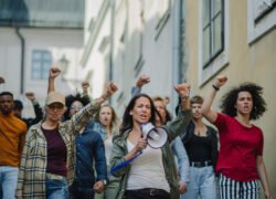 Konfliktai „violetinėje“ stovykloje - asociatyvinė protestuojančių žmonių nuotrauka