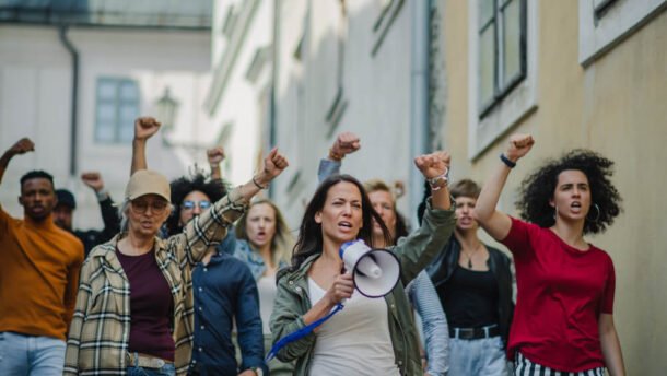 Konfliktai „violetinėje“ stovykloje - asociatyvinė protestuojančių žmonių nuotrauka