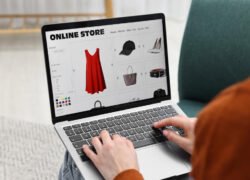 Kur lietuviai perka drabužius, žmogus renkasi aprangą internetinėje parduotuvėje