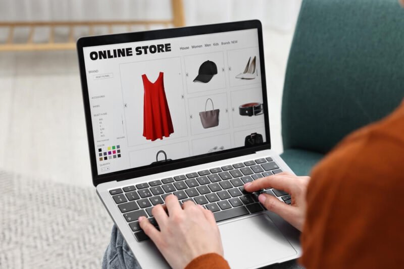 Kur lietuviai perka drabužius, žmogus renkasi aprangą internetinėje parduotuvėje