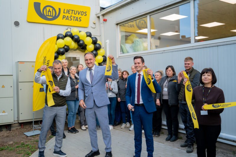 Lietuvos pašto darbuotojai ir svečiai prie logistikos centro įėjimo