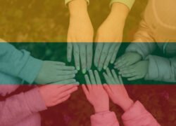 Mahiro Gamzajevo perspėjimas dėl tautinių mažumų integracijos - Lietuvos vėliavos spalvų fone susijungusios žmonių rankos