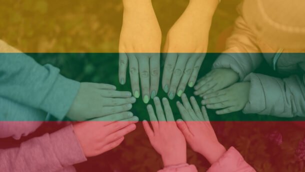 Mahiro Gamzajevo perspėjimas dėl tautinių mažumų integracijos - Lietuvos vėliavos spalvų fone susijungusios žmonių rankos