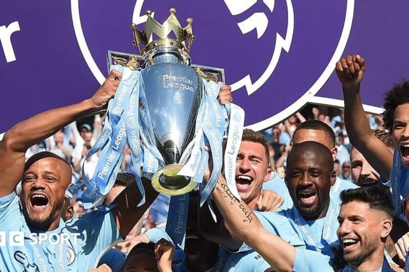 „Manchester City“ futbolininkai iškėlę „Premier League“ čempionų taurę