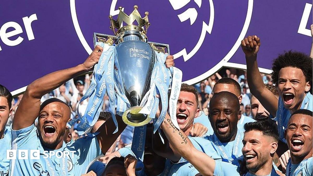 „Manchester City“ futbolininkai iškėlę „Premier League“ čempionų taurę