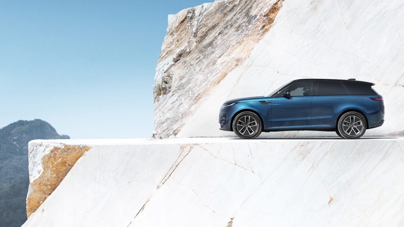 Mėlynas Range Rover Sport visureigis ant balto akmens terasos