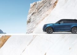 Mėlynas Range Rover Sport visureigis ant balto akmens terasos