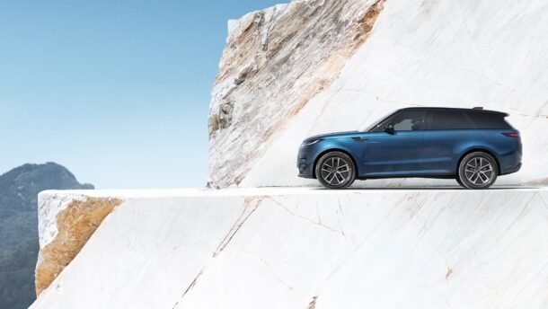 Mėlynas Range Rover Sport visureigis ant balto akmens terasos