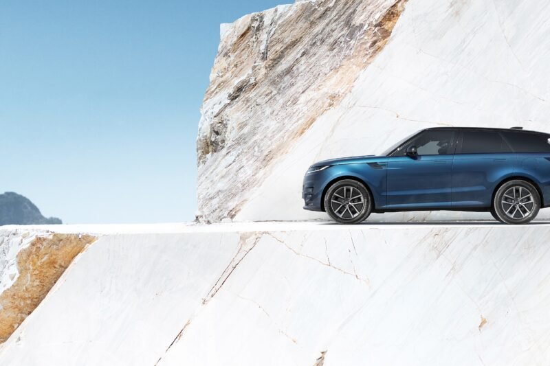 „Range Rover Sport“ elektrinė versija nustebins ne tik galia: vienu įkrovimu nuvažiuos iki 609 kilometrų