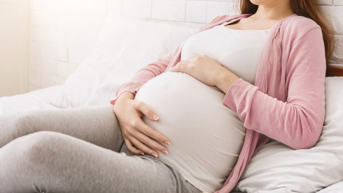 Nėščiųjų priežiūros pokyčiai Lietuvoje, besilaukianti moteris ilsisi namuose