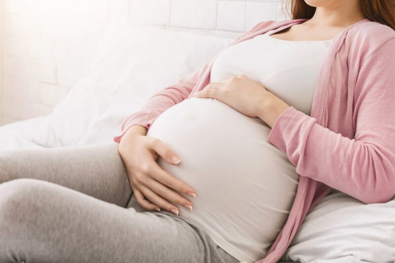 Nėščiųjų priežiūros pokyčiai Lietuvoje, besilaukianti moteris ilsisi namuose