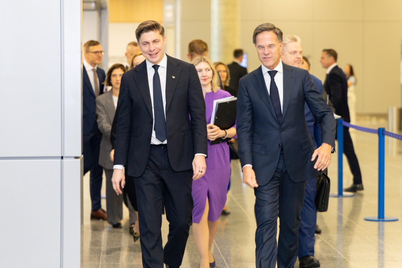 Gintautas Paluckas ir Markas Rutte eina pastato koridoriumi