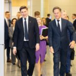 Gintautas Paluckas ir Markas Rutte eina pastato koridoriumi