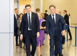 Gintautas Paluckas ir Markas Rutte eina pastato koridoriumi
