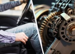 Žmogus automobilyje laiko pavarų svirtį, šalia pavaizduoti mechaniniai krumpliaračiai